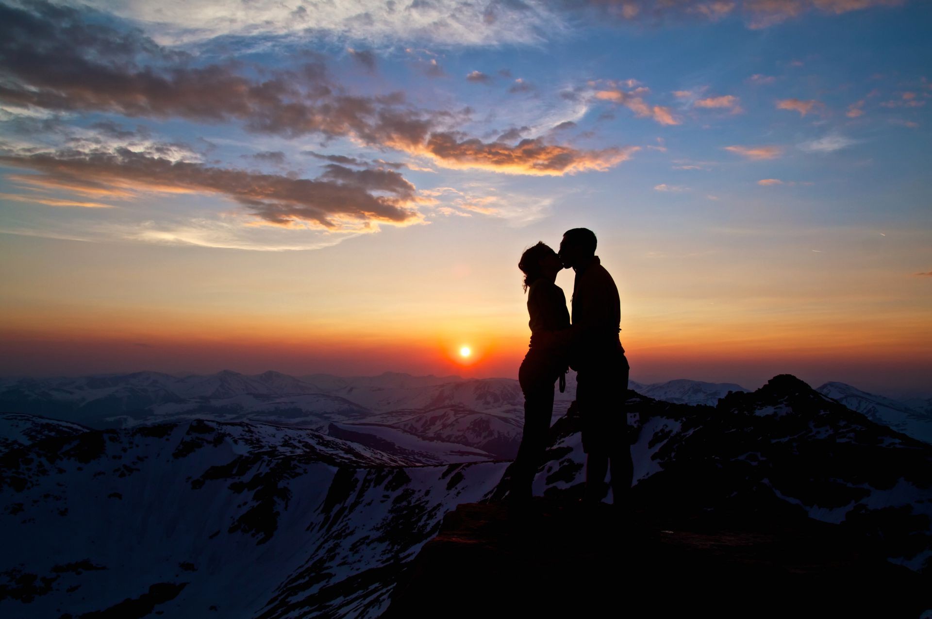 coppie amanti tramonto alba sera montagna cielo sole crepuscolo paesaggio illuminato silhouette scalatore trekking natura