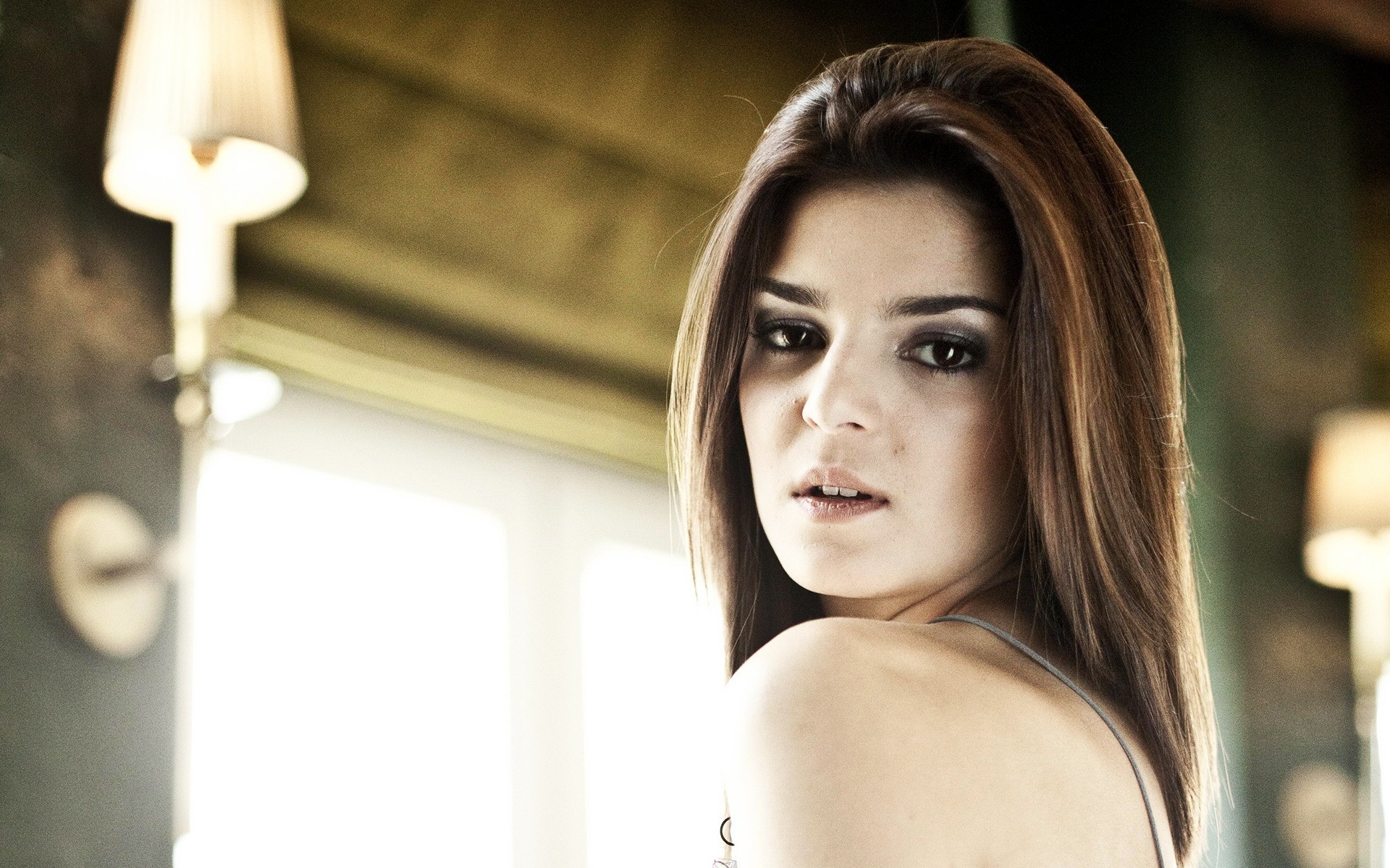 женщина девушка портрет в помещении взрослый мода кларо лаго