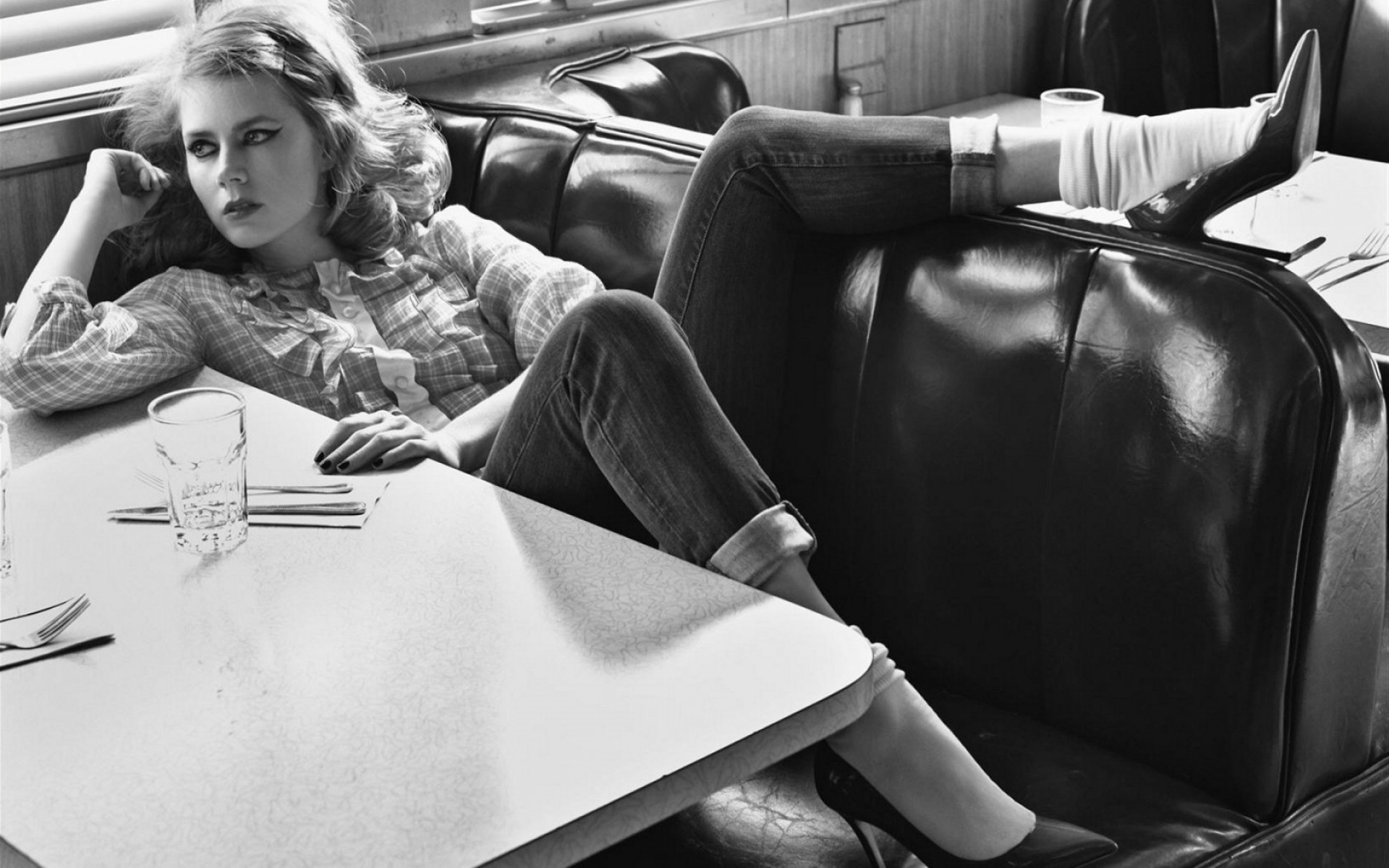 место взрослый мебель женщина стул сидеть выражение лица один портрет в помещении сидит номер человек автомобиль актриса знаменитости голливудские актрисы великолепный красивые