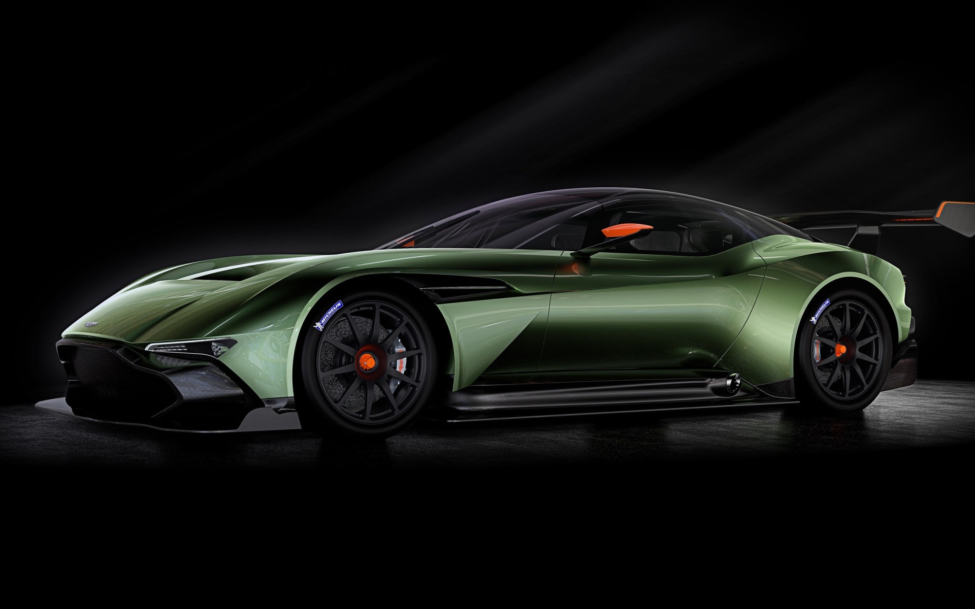 aston martin auto auto automobil schwarz räder schnell rennen asphalt coupé fahren transportsystem aktion mittag beeilen sie sich limousine bürgersteig aston martin vulkan