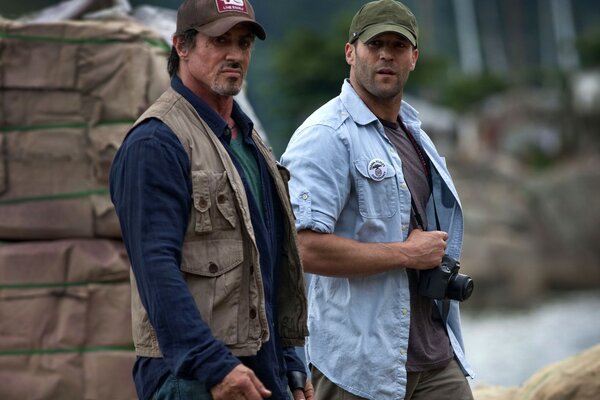 Dos actores masculinos caminando por la calle