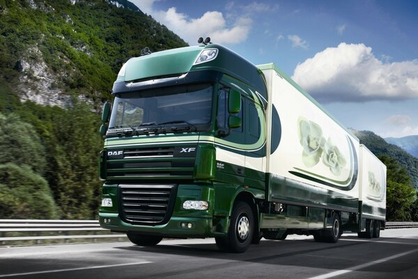 Il camion trasporta il carico sulla strada