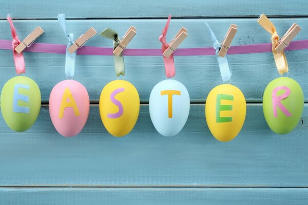 Huevos de Pascua decorativos sobre un fondo azul