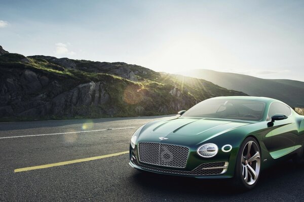 Una Bentley molto elegante guida su un trutoir ad una velocità di 200