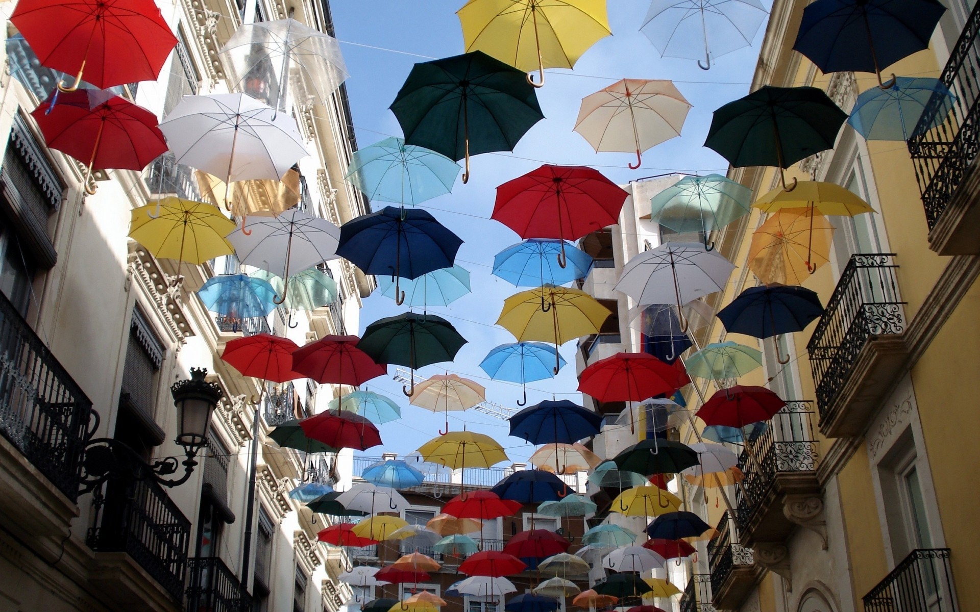 otras ciudades paraguas ciudad arquitectura viajes hogar tradicional dosel al aire libre linterna cultura urbano turismo calle cielo festival colores lluvia