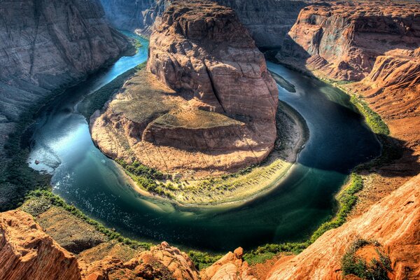 En el cañón, la península bordea el río