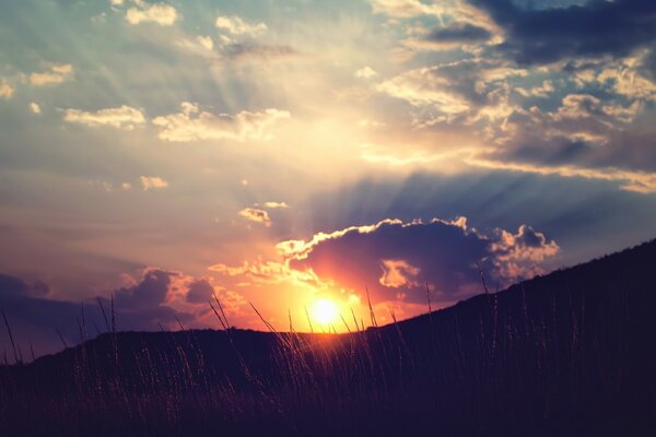 Cercle de soleil sur fond de montagnes du soir