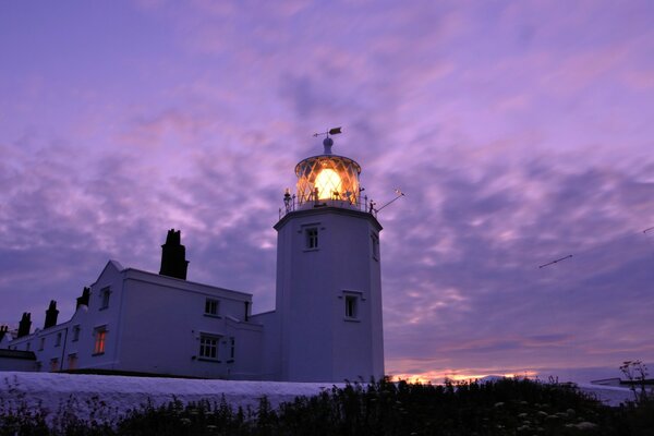 Phare lumineux sur la haute tour