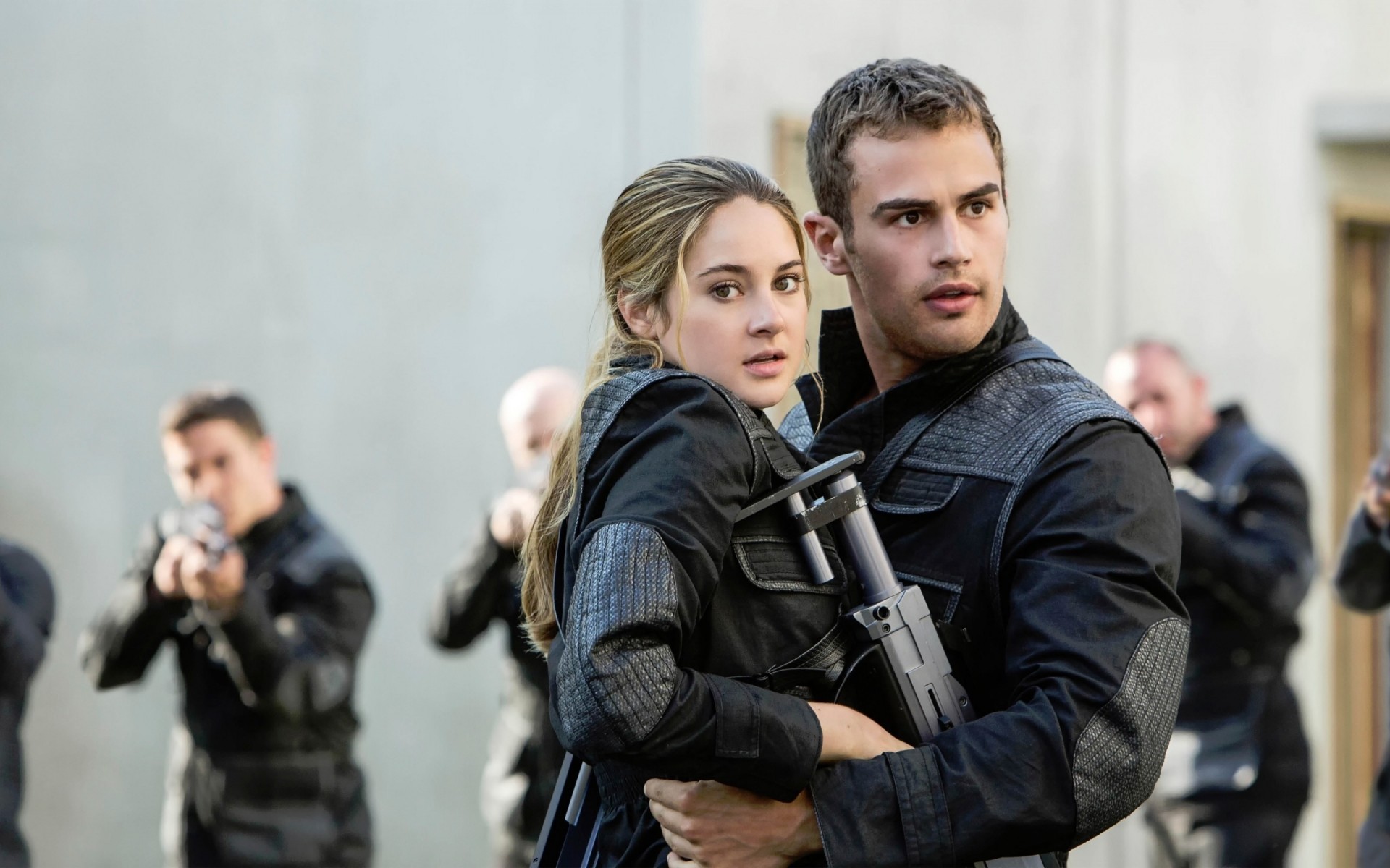 filme mann gruppe kampf frau erwachsener verbrechen porträt polizei pistole shailene woodley theo james