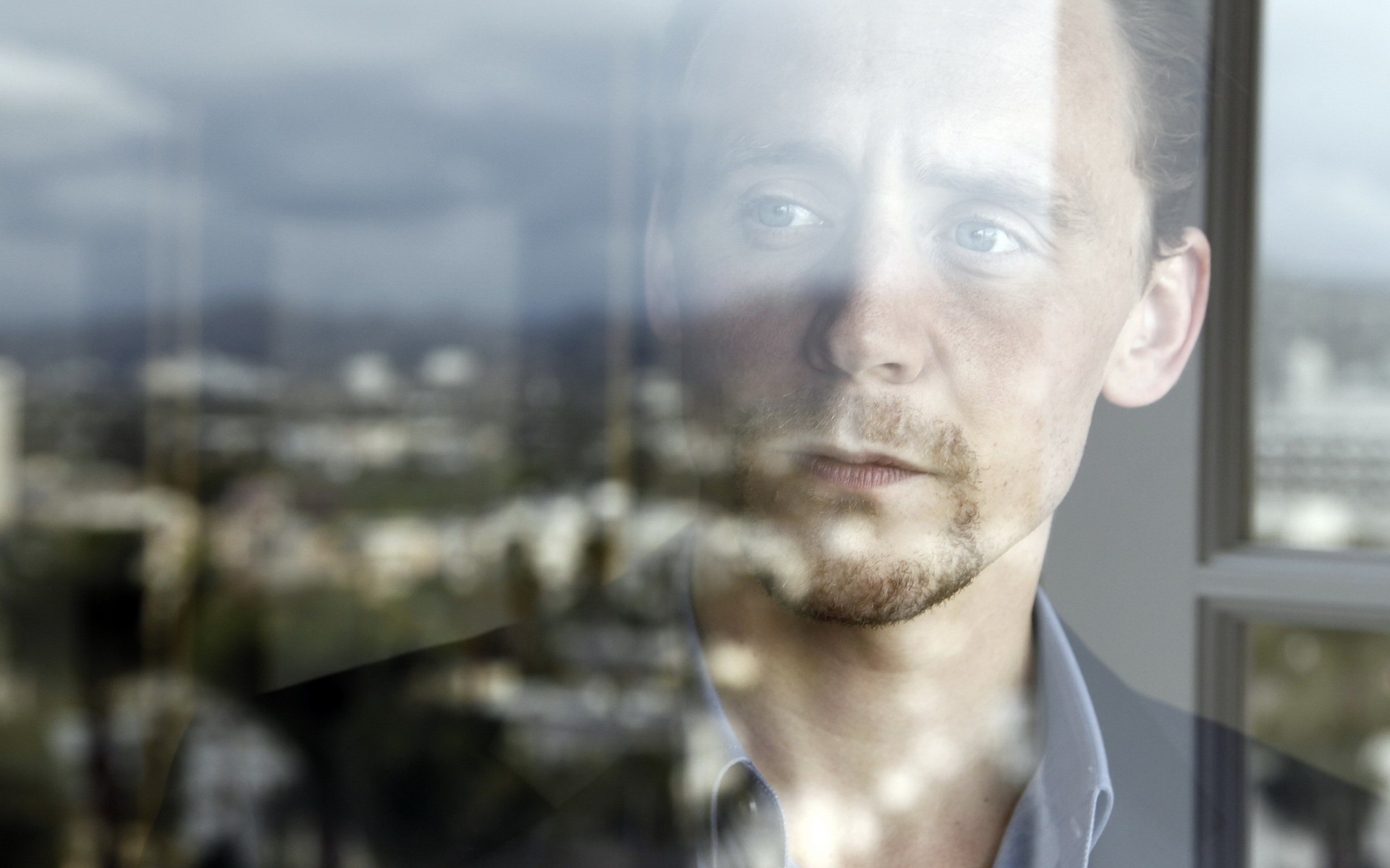 mężczyźni człowiek portret dorosły miasto tom hiddleston aktor okna