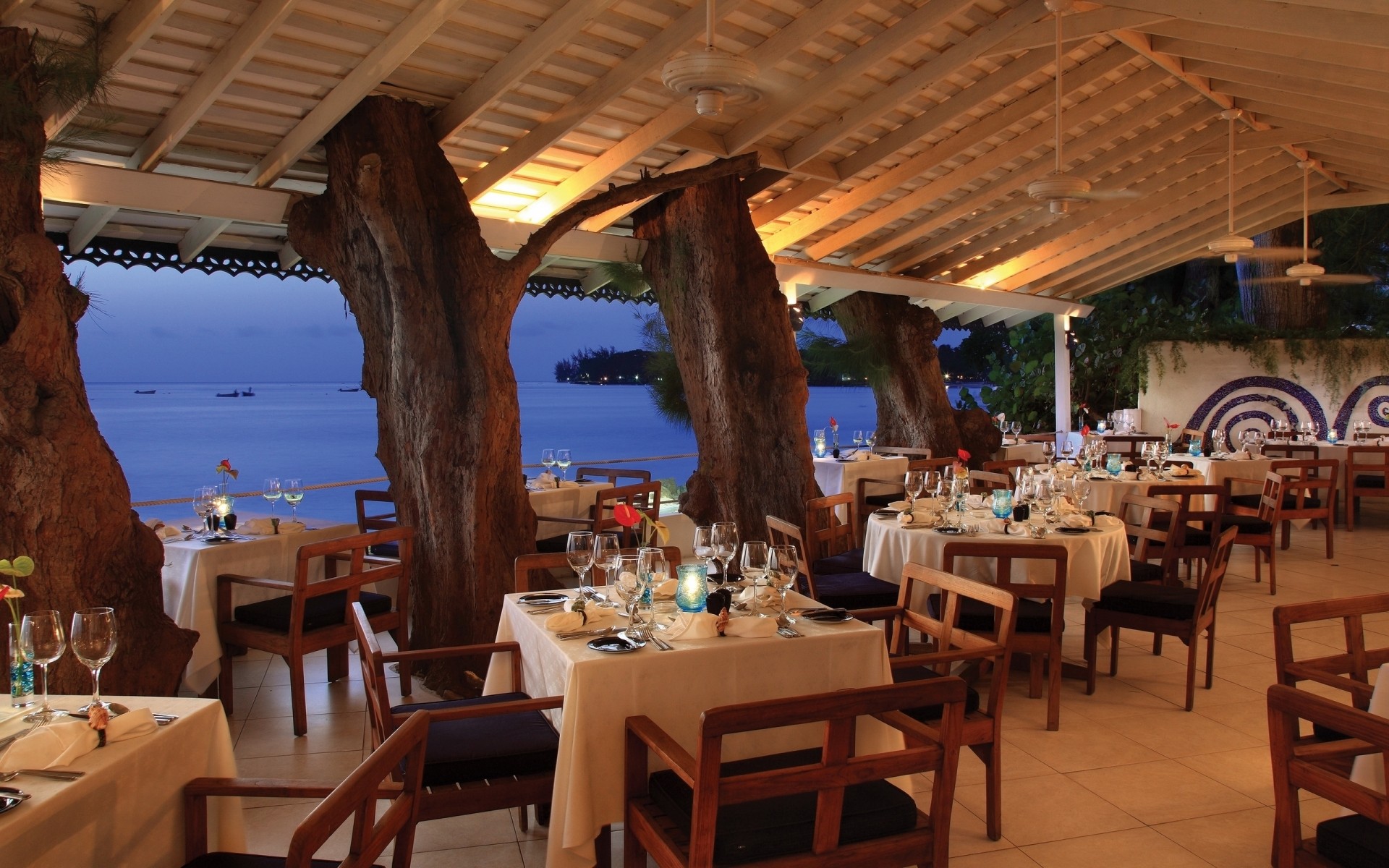 таблица стул ресторан мебель место отель посуда путешествия кафе место отпуск номер патио кафе роскошные туризм дневной свет бар курорт еда море вид