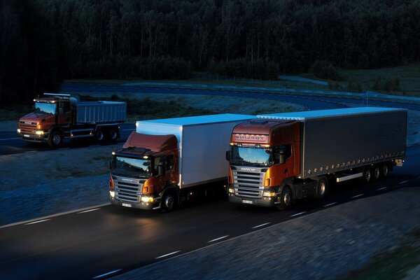 Camions sur la route de nuit