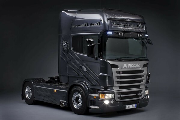 Camion Scania sur fond noir