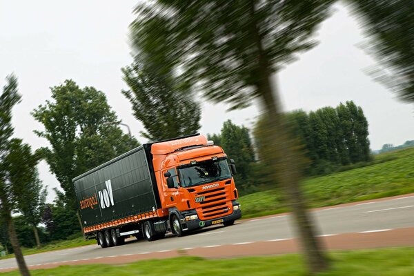 Cabine de camion orange en cours d exécution