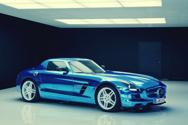 Auto blu mercedes-benz in mostra