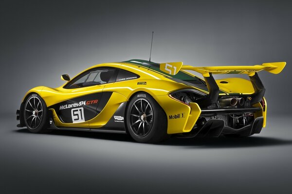 Mclaren da corsa pazza gialla