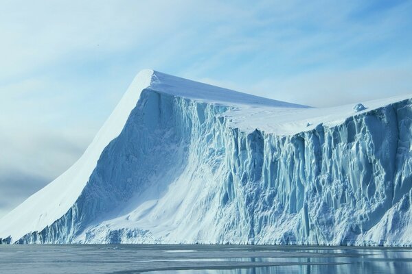 Glaciares blancos contra el cielo