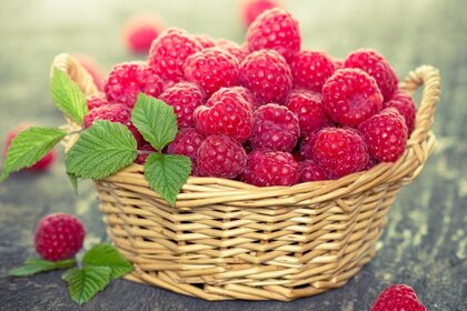 Корзинка со спелыми ягодами малин