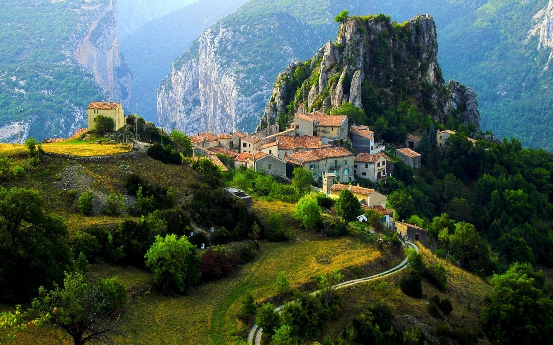 ciudad montaña viajes paisaje naturaleza valle al aire libre escénico colina arquitectura roca casa árbol cielo espectáculo turismo agua madera verano