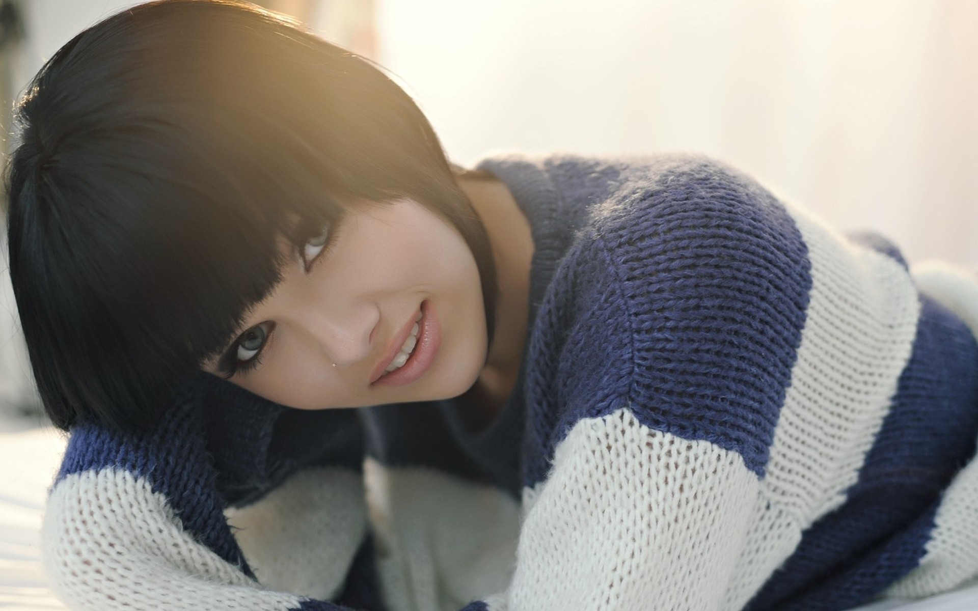 зима свитер носить женщина ребенок девушка холодная портрет один отдых в помещении мода семья тепло выражение лица взрослый шарф релаксация модель детка улыбка гламур