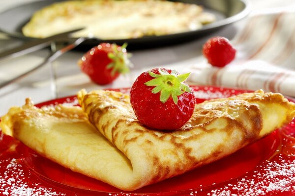 Hausgemachte Pfannkuchen mit Erdbeeren bestreut