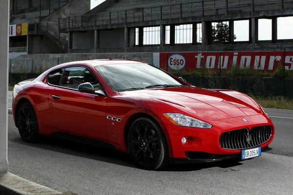 Maserati rosso nel parcheggio