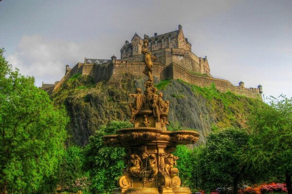 Eine Burg auf einem Berg und eine Statue