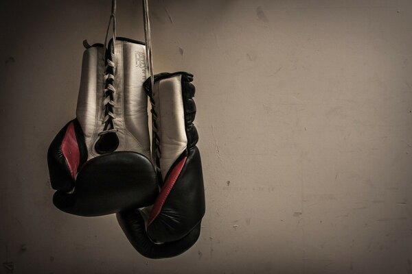 Guantes de boxeo sobre un fondo oscuro