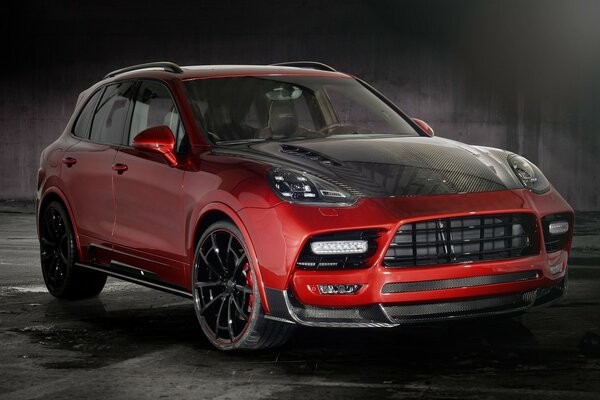 Coche de carreras rojo SUV