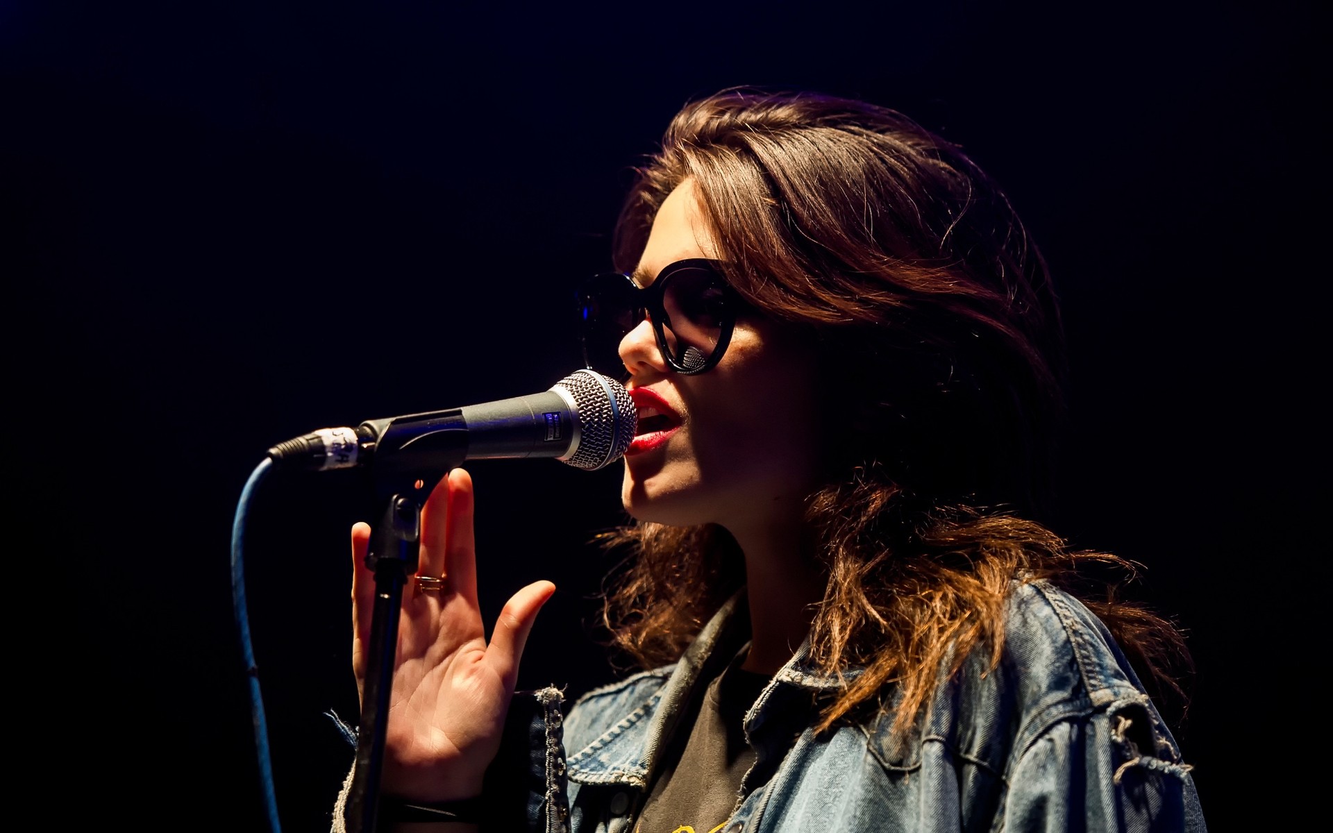 músicos música rendimiento concierto cantante músico banda festival adulto solo micrófono guitarra etapa pop sky ferreira