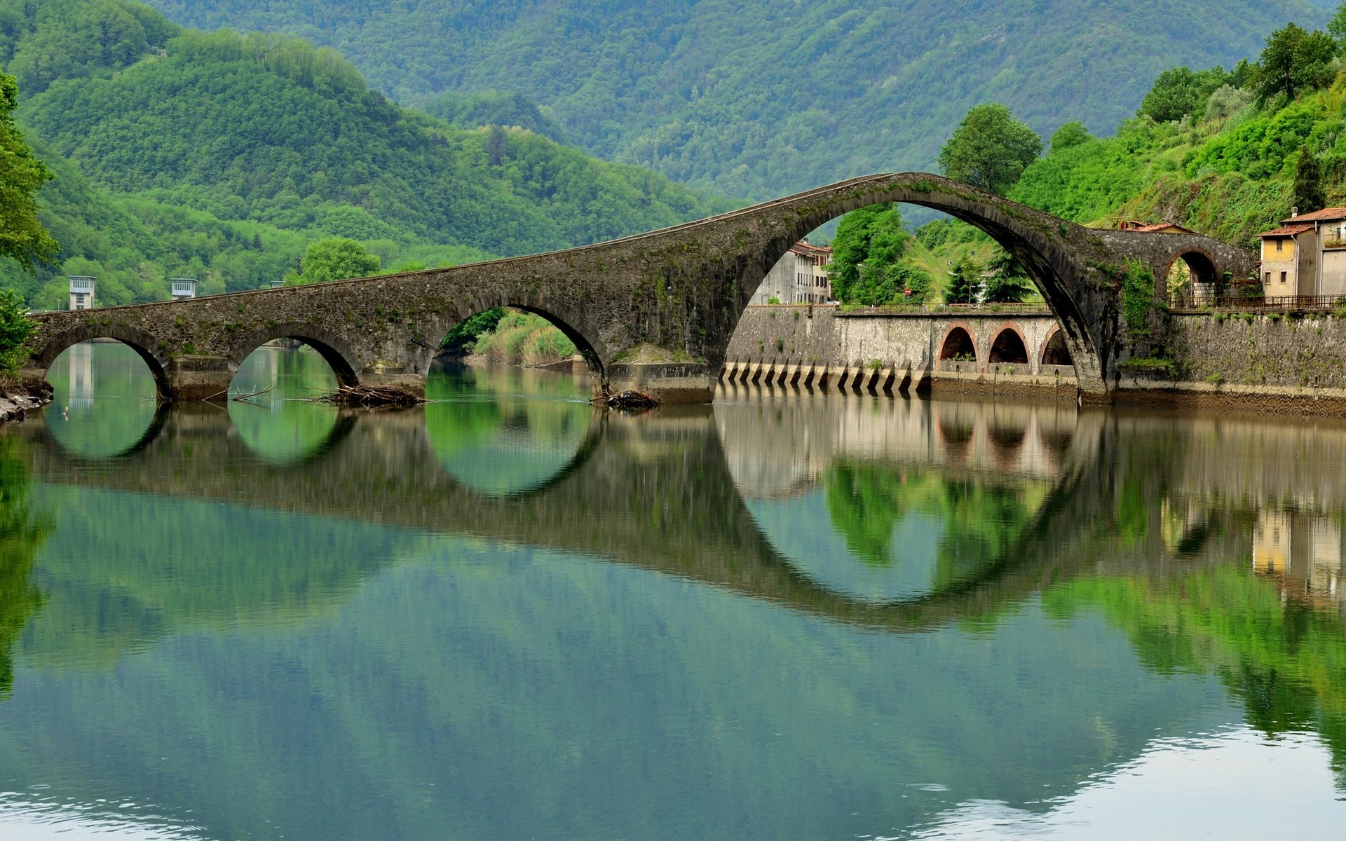 itália ponte água rio paisagem natureza viagens cênica árvore lago verão reflexão turismo espetáculo montanhas arquitetura paisagens grama pedra fluxo flora ponte del diabo