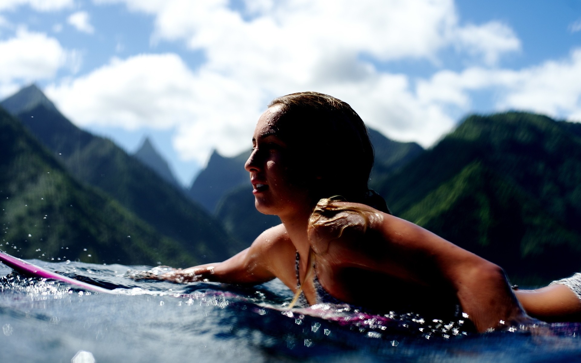 surfing woda dziewczyna wakacje podróże kobieta lato pojedyncze wakacje na świeżym powietrzu morze wakacje dla dorosłych plaża ocean natura śliczne góry deska