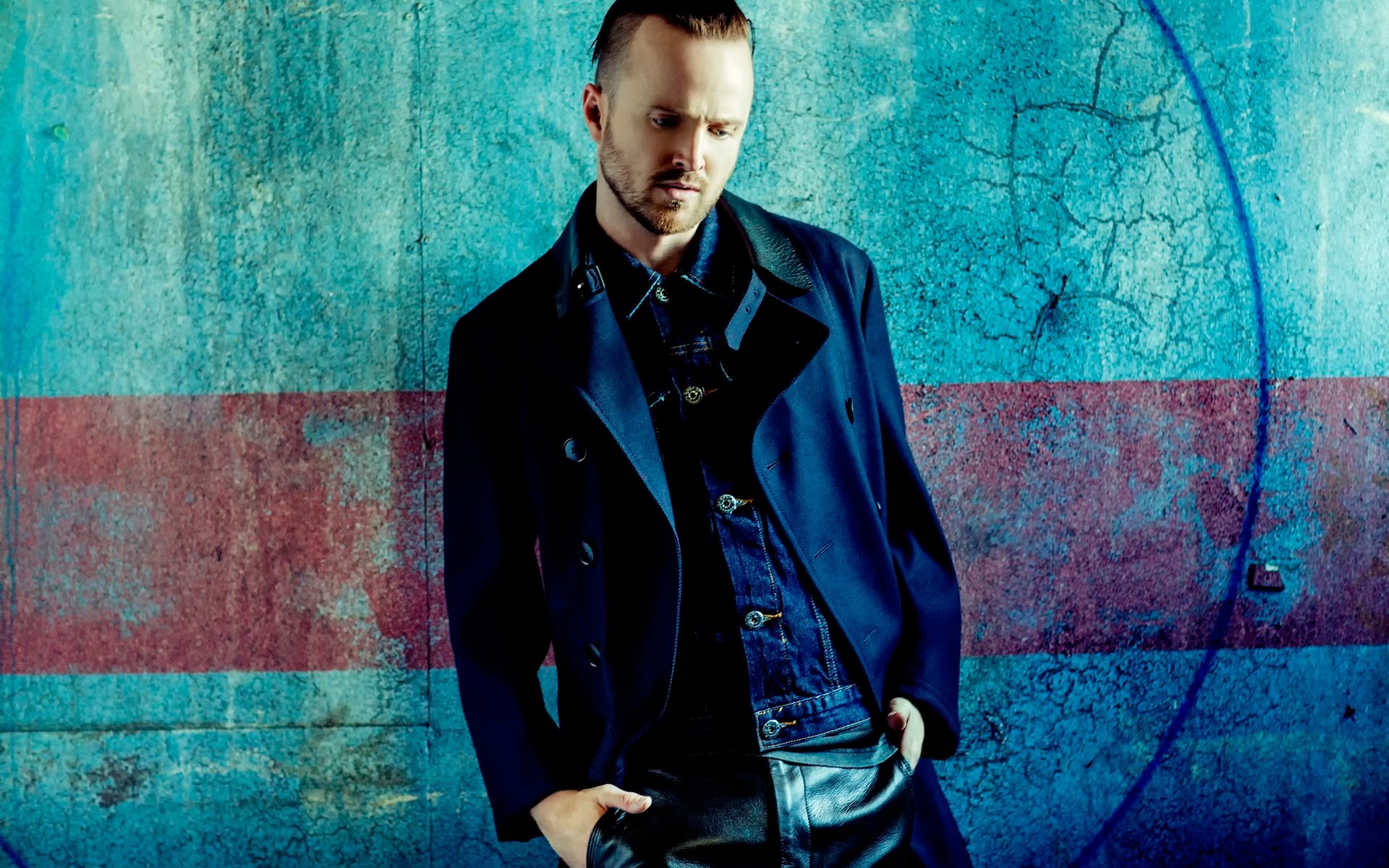 erkekler giyiyor bir moda portre kentsel duvarlar adam grafiti retro yetişkin aaron paul