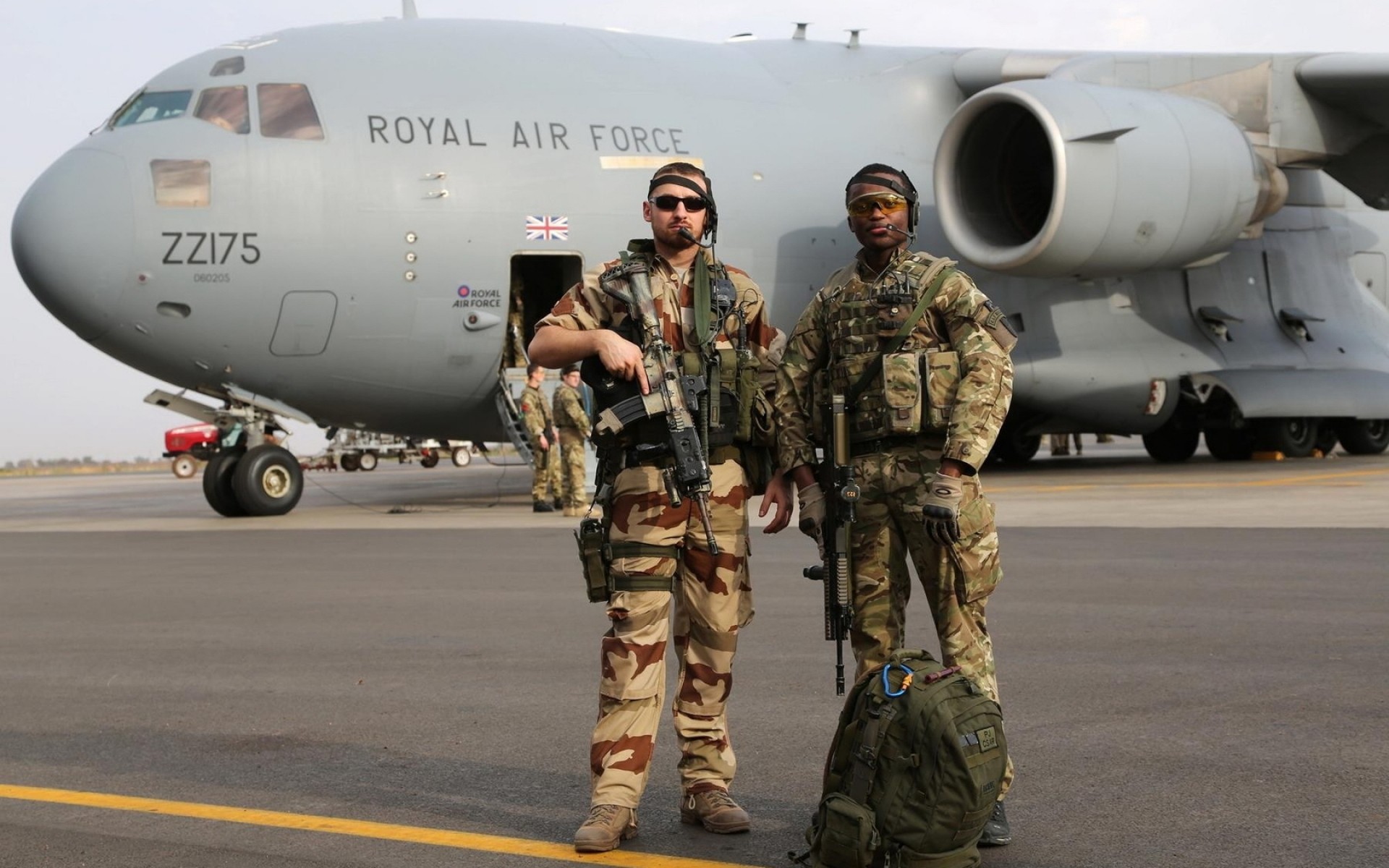 военные самолет аэропорт самолет автомобиль транспортная система ввс армия войны военно-морской флот оружие летать камуфляж два воздуха битва асфальт боец