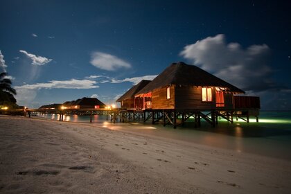 Домики на сваях у воды