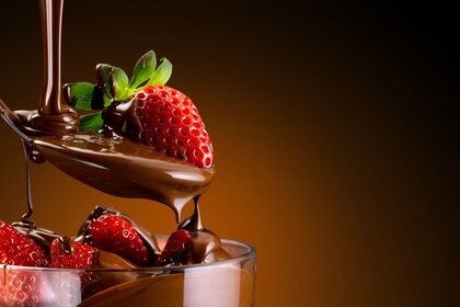 Натюрморт сладкая клубника в шоколаде