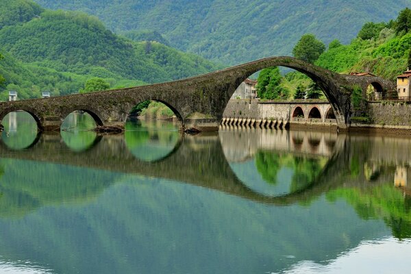 No dejan de sorprender paisajes con puentes antiguos en Italia