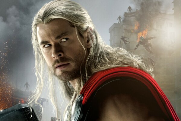 Chris Hemsworth als Thor. Hübscher aufgepumpter Mann mit langen weißen Haaren