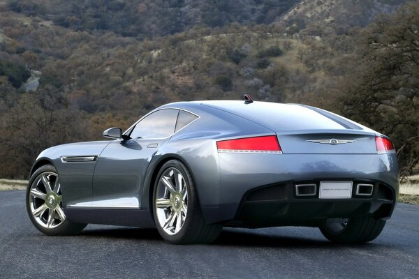 Bentley argenteo sulla strada in montagna