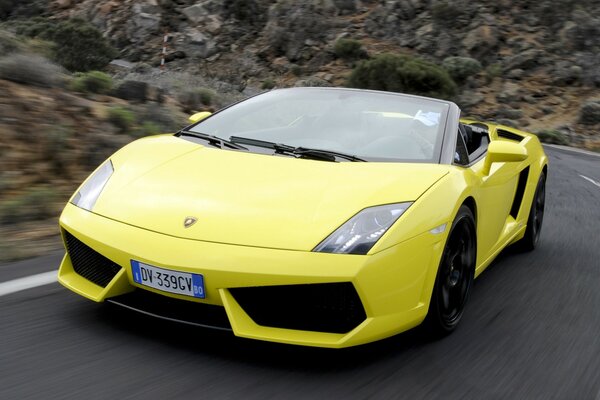 Lambargini brillante se apresura a la carretera perfecta