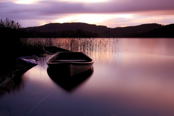 Fantastico tramonto riflesso nel lago