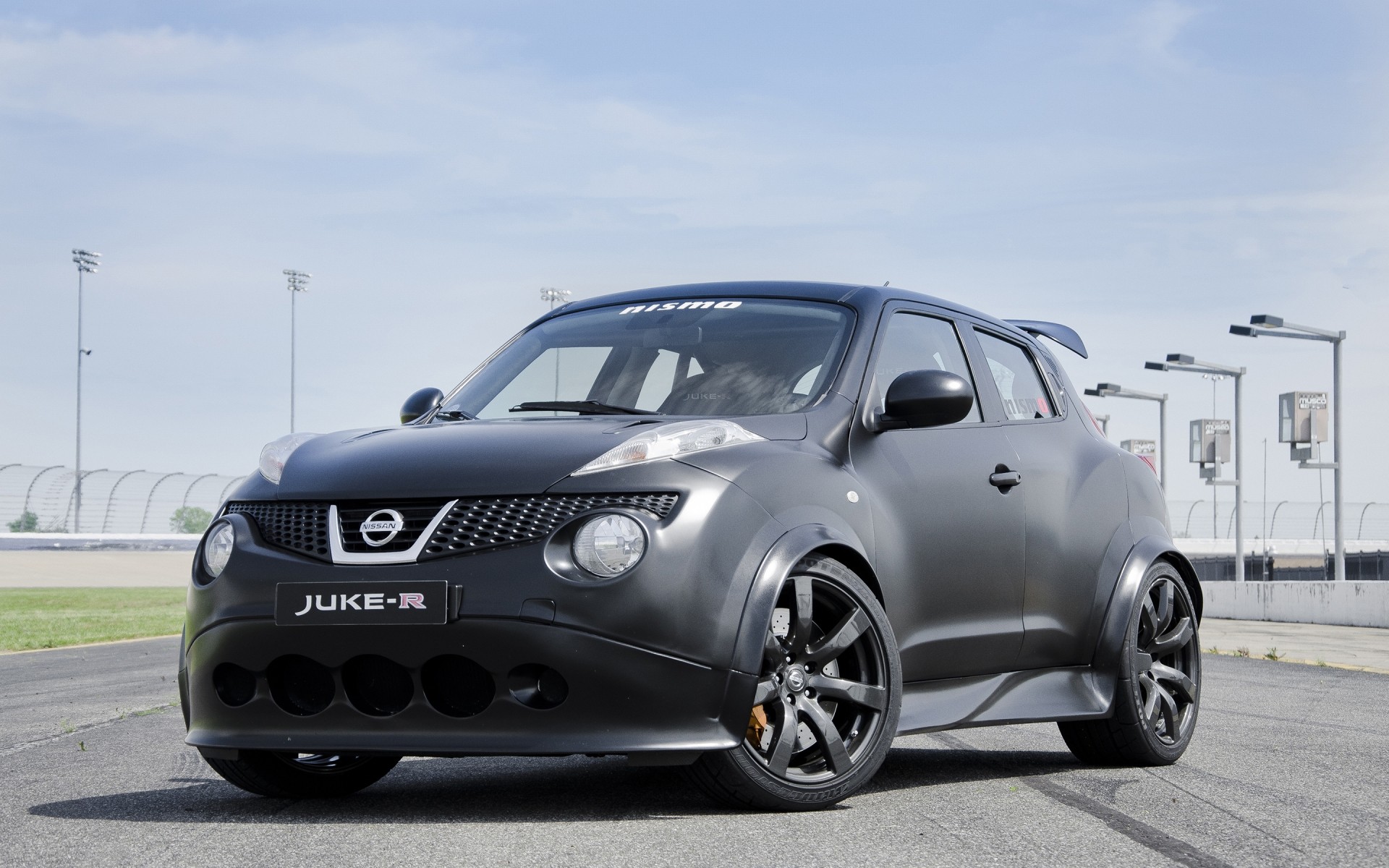 nissan auto auto räder scheibe transportsystem asphalt schnell automobil rennen beeilen sie sich reifen bürgersteig nissan juc