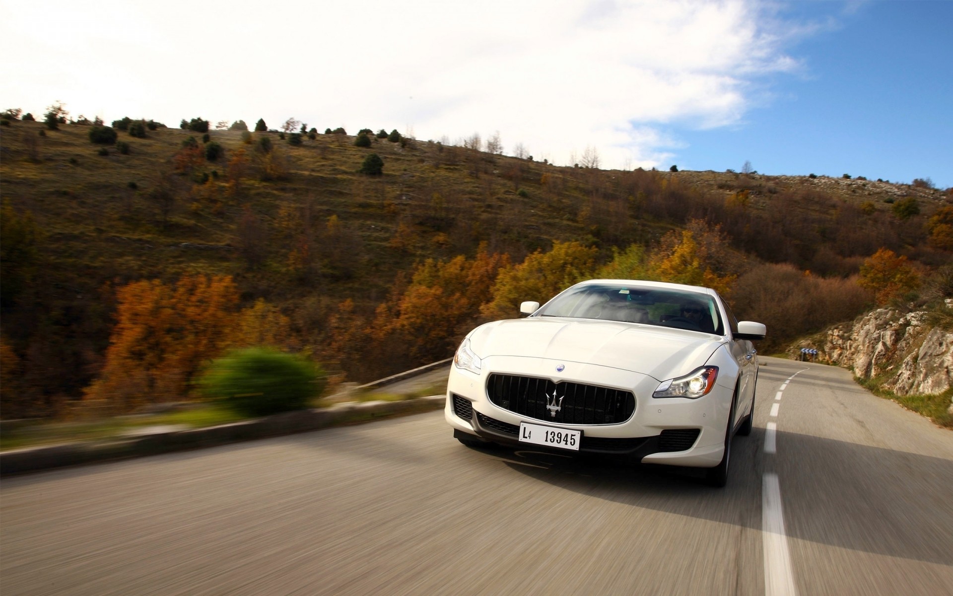 maserati auto strada fretta asfalto viaggi sistema di trasporto nigella marciapiede auto sfocatura azione autostrada maserati quattroporte in