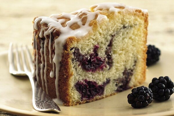 Postre dulce de moras con glaseado