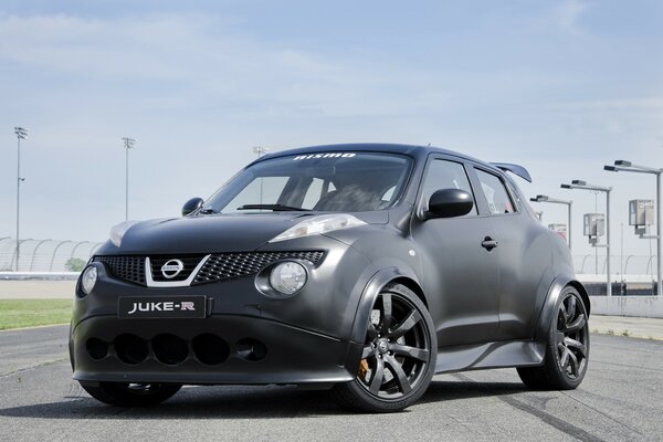 Coche nissan en pista de carreras