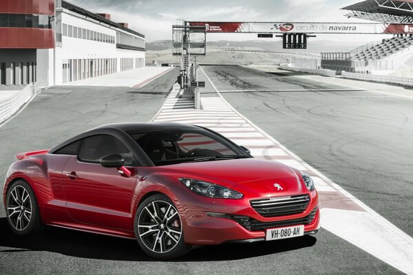 Voiture Peugeot rouge sur la piste