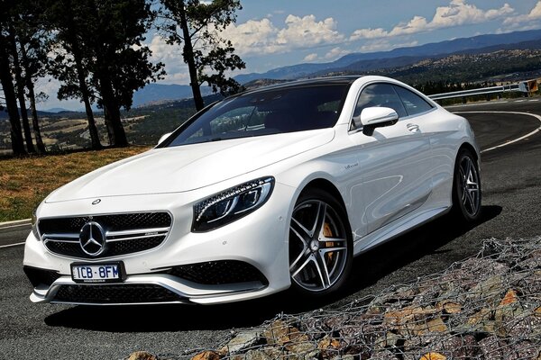 Fou rapide blanc Mercedes