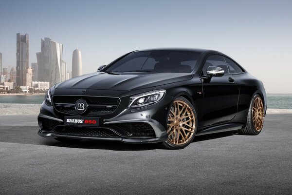 Brutal noir Mercedes Bence sur fond de grandes maisons