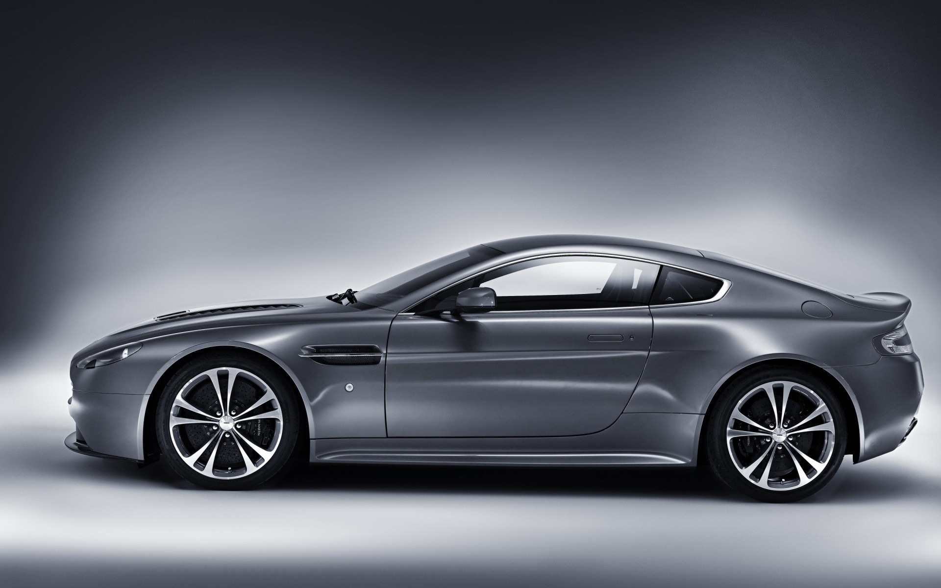 aston martin auto auto ruote auto coupé nigella berlina marciapiede disco mezzogiorno veloce sistema di trasporto asfalto cofano aston martin vantage