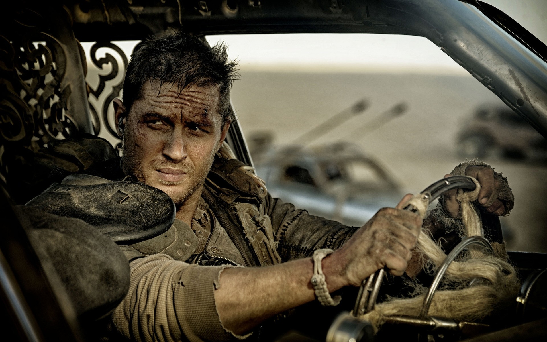 filme mann allein erwachsener auto porträt auto straße krieg transportsystem militär mad max straße der wut tom hardy